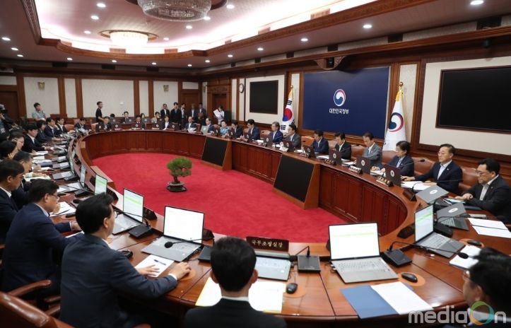 김민석 국무총리가 5일 세종대로 정부서울청사에서 열린 국무회의를 주재, 모두발언을 하고 있다.(국무조정실
<p>)