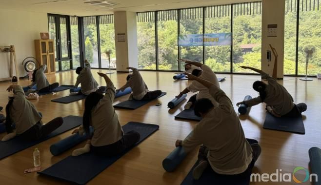 화성시아동청소년정신건강복지센터 청소년 캠프 '쉬멍 놀멍' 참가자들이 스트레칭 강좌에 참여하고 있다