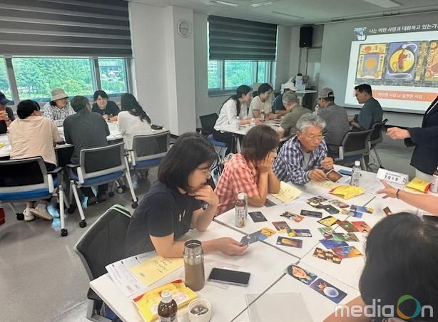 화성특례시 행복마을관리소 근로자들이 7일 소통강화 워크숍에 참여하고 있다