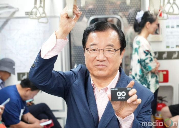 9일 지하철 5호선에서 이현재 하남시장이 기후동행카드를 들고 밝은 미소를 띠고 있다.