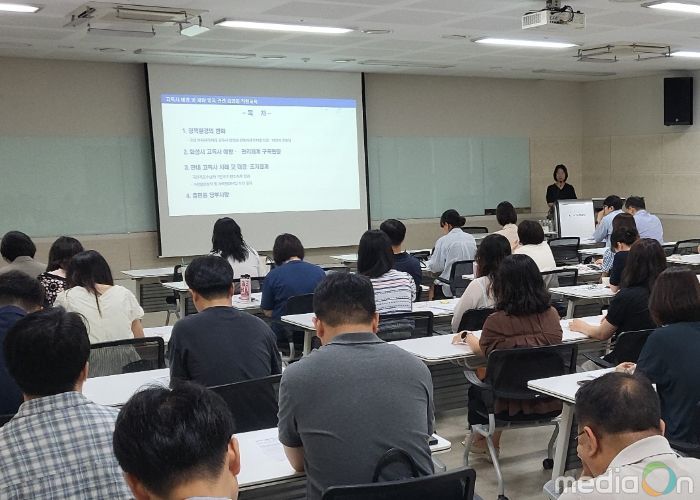 화성특례시가 11일 읍면동 복지 담당 공직자들을 대상으로 고독사 예방 및 역량강화 교육을 실시하고 있다