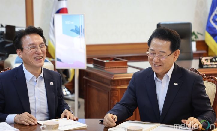 김영록 전라남도지사가 11일 김민석 국무총리를 면담, 국립의대 설립, 서남권 에너지 혁신성장벨트 구축, 석유화학·철강산업 위기 극복 등 지역 핵심 현안을 건의하며, 지원을 요청하고 있다.