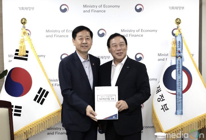 왼쪽부터 구윤철 경제부총리, 최민호 시장1(예산담당관)