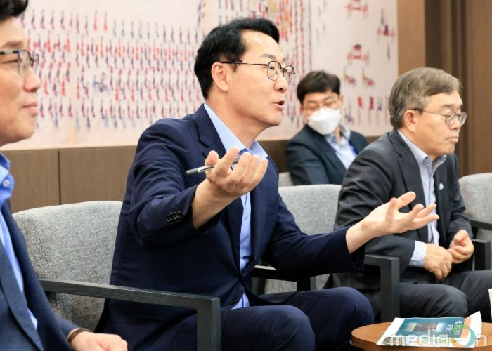 정명근 화성특례시장(사진 가운데)이 14일 국립고궁박물관 분관 유치위원회 발족식에서 위원들과 대화하고 있다