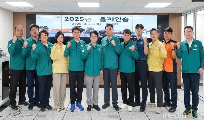 하남시의회는 8월 19일 오후 3시 ‘2025 을지연습’ 전시종합상황실을 방문해 을지연습 훈련 상황을 참관하고 관계자들을 격려했다. (사진_하남시의회 제공)