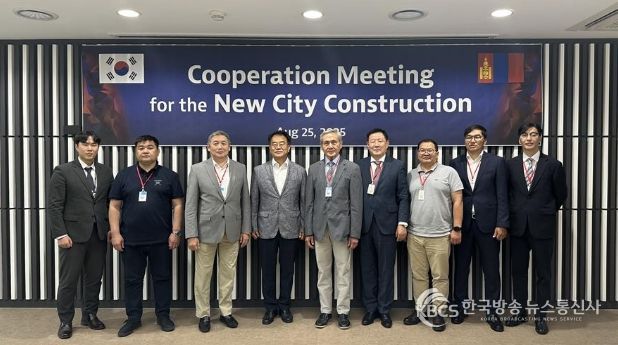 최형욱 행복청 시설사업국장(왼쪽에서 네 번째)과 후렐바타르 남다와 몽골 대통령 수석보좌관(왼쪽에서 세 번째) 등 몽골 방문단이 면담 후 기념촬영을 하고 있다.