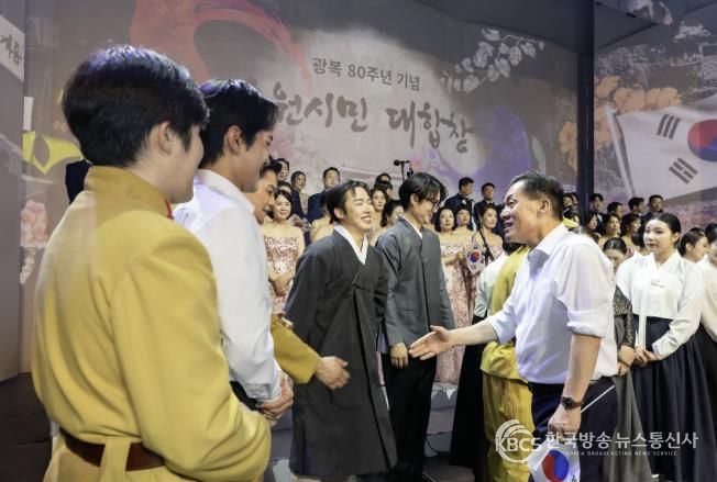 이재준 수원시장이 지난 8월15일 제1야외음악당에서 열린 수원시민대합창에 참여한 전문 예술인들과 인사를 나누고 있다.