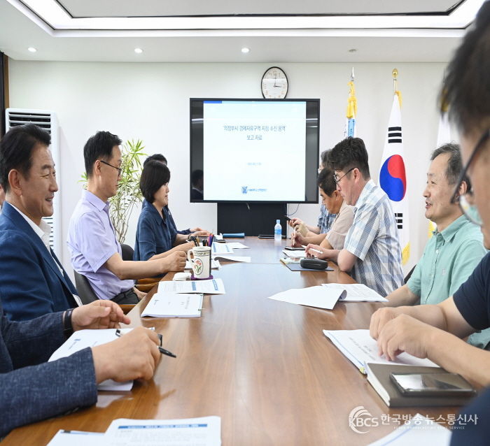 김동근 시장이 8월 21일 시장실에서 경제자유구역 관련 전략회의를 진행하고 있다.