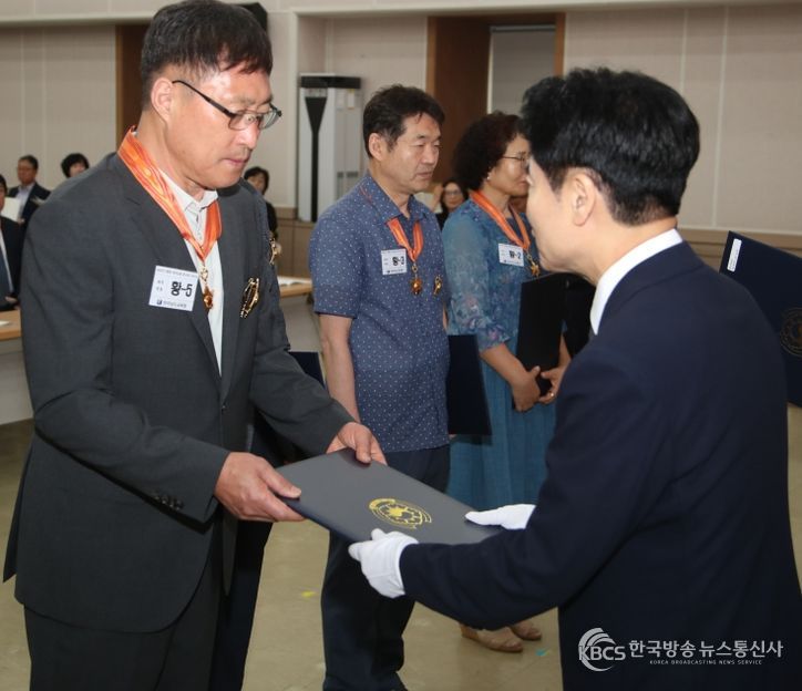 김대중 전남교육감이 ‘2025년 8월 말 퇴직교원 훈·포장 전수식’에서 인사말을 전하고 있다