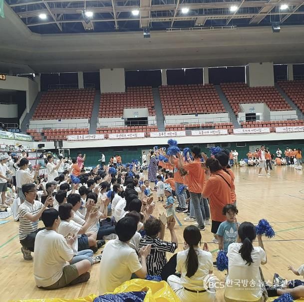 지난해 8월 30일 성남실내체육관에서 열린 제1회 성남시 아장아장 운동회 때 팀별 응원전