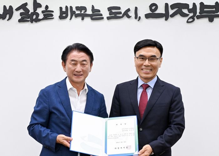 김동근 시장이 8월 29일 ‘민관군 협력 자문관’ 위촉식’에서 신임 마상현 자문관을 위촉한 뒤 함께 기념사진을 찍고 있다.