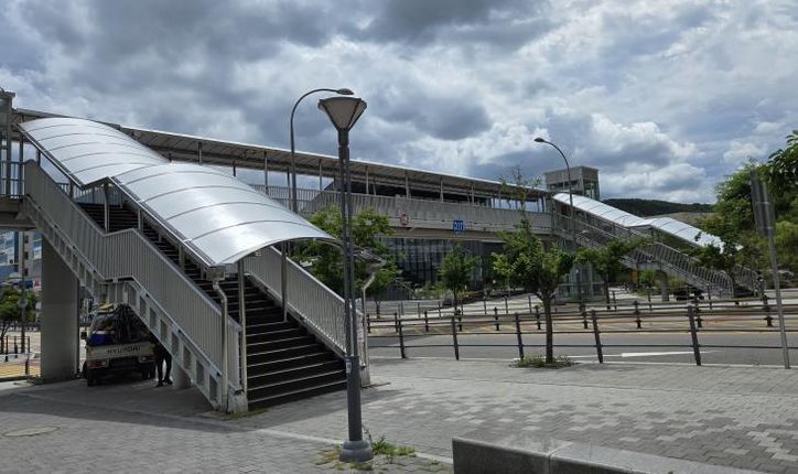 덮개가 설치된 남사도서관 앞 보도육교