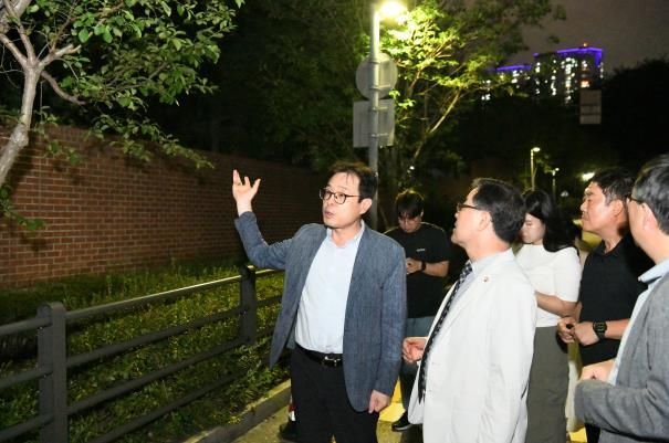 장수석 수원영통구청장, 원천동 621-2 야간조명 개선요청 현장 점검