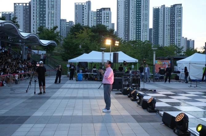 30일 이현재하남시장이 미사호수공원에서 열린 ‘2025 Stage 하남! 버스킹’ 하반기 오픈공연에서 인사말을 전하고 있다.