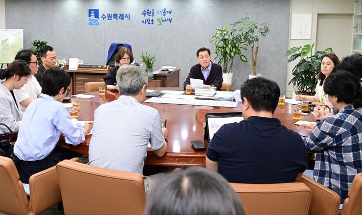 이재준 수원시장과 우리동네 자치계획 수립지원단 튜터진이 간담회를 하고 있다.