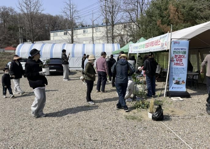 용인특례시가 지난 4월 진행한 반려식물 분갈이 서비스에 참여한 시민들 모습