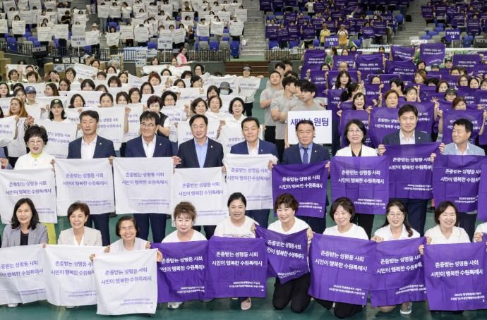이재준 수원시장, 이재식 수원시의회 의장, 김준혁 의원(수원시정) 등이 양성평등주간 기념식 참석자들과 함께하고 있다.