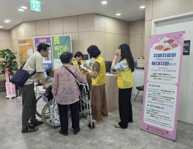 팔달구치매안심센터기 윌스기념병원에서 홍보 부스를 운영하고 있다.