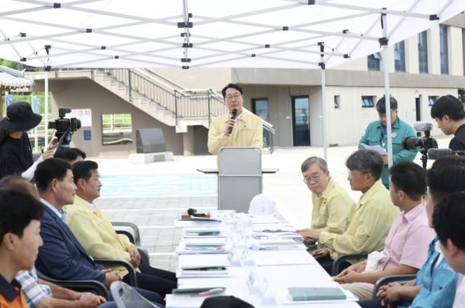 정명근 화성특례시장이 3일 우정읍 고온항에서 진행된 해양사고 대응 '2025년 안전화성훈련'에서 재난안전대책본부 회의를 주재하고 있다