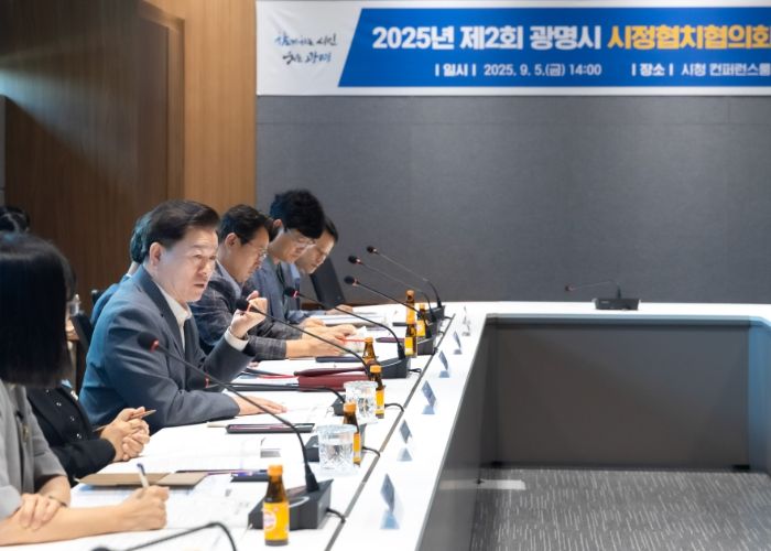 박승원 광명시장이 5일 오후 시청 컨퍼런스룸에서 열린 ‘2025년 제2회 시정협치협의회 회의’에 참석해 발언하고 있다.