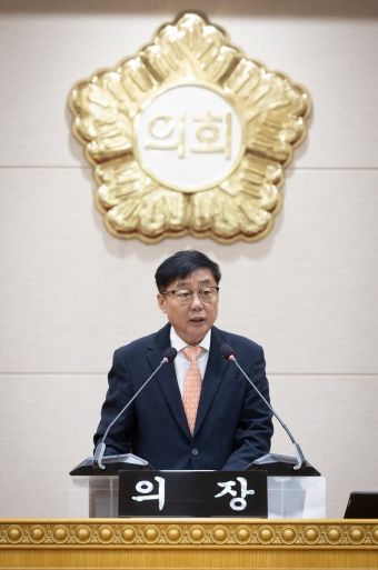 윤창철 의장이 제380회 임시회 제2차 본회의에서 ‘양주시 공공산후조리원 신축을     통한 경기북부 출산과 회복 인프라 확충 촉구 건의안’을 채택하고 있다.