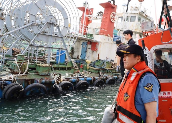 장기방치선박 계류 상태를 점검하는 울산해경서장