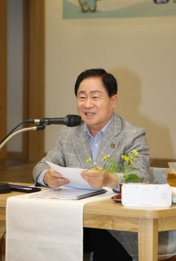 주광덕 시장이 슈퍼성장위원회 정기회의에서 발언하고 있다.