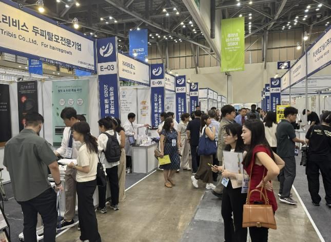 방문객들이 부산 벡스코에서 열린 ‘2025 글로벌헬스케어위크’ 성남공동관을 둘러보고 있다.