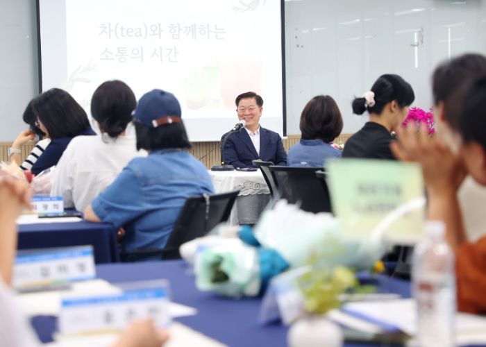 박승원 광명시장이 11일 오후 평생학습원에서 열린 '느슨한학교장 간담회'에 참석해 학교장들과 학습 경험을 공유하며 소통하고 있다.