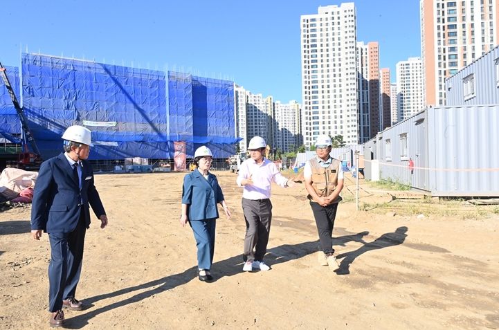 11일 이현재 하남시장(오른쪽 두 번째)과 오성애 광주하남교육지원청 교육장(왼쪽 두 번째)이 미사5중(가칭 한홀중) 현장을 점검하고 있다.