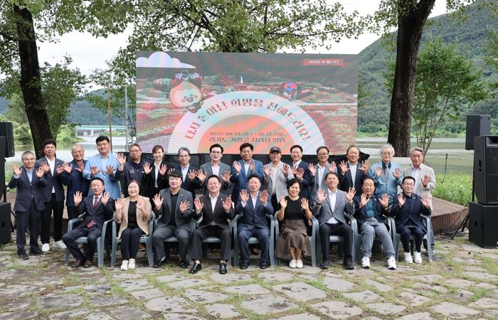 13일 자라섬 남도에서 열린 ‘자라섬 꽃 페스타’ 개막식 행사에서 서태원 군수(사진 왼쪽에서 다섯번째) 등이 기념사진을 찍고 있다.