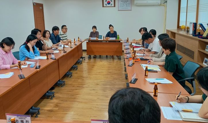 대전 대덕구가 11일 구청 중회의실에서 국민연금관리공단, 대덕구장애인복지관, 동 행정복지센터, 대덕구방문의료지원센터 등 관계자들이 참여한 가운데 장애인 의료돌봄 통합지원 신청자 대상 첫 통합지원회의를 진행하고 있다.