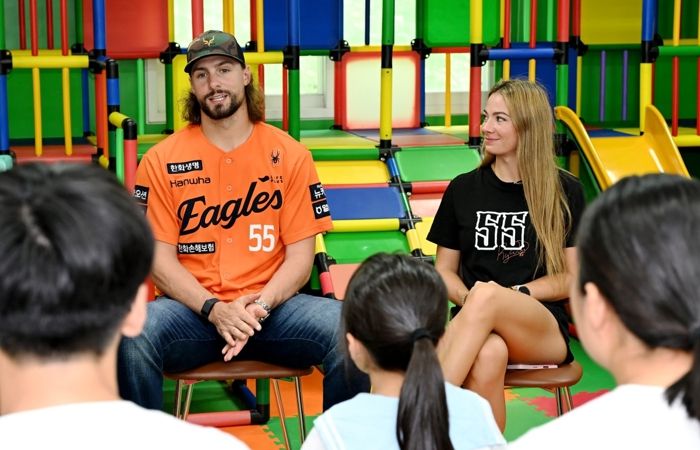 한화 이글스 와이스 부부, 중구 아동양육시설 방문‘우리 집에 놀러와’