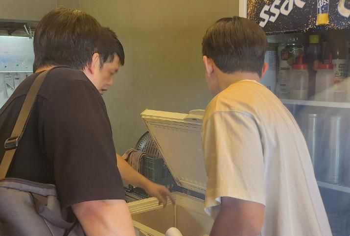 대전 대덕구가 가을 행락 철과 추석 연휴를 맞아 이달 말까지 다중이용시설 내 식품위생업소를 대상으로 집중 지도·점검을 진행한다. 대덕구 직원이 지역 내 음식점을 방문해 점검하고 있다