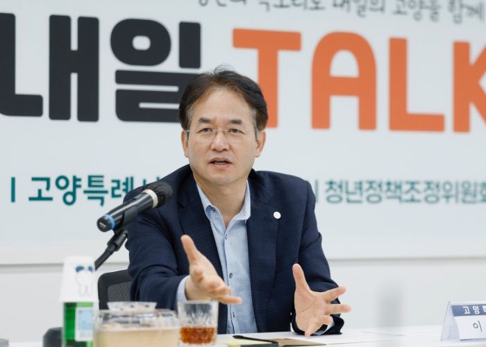 청년들의 고민에 공감하며 답변 중인 이동환 고양특례시장