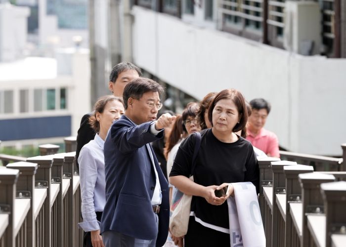 성남시장이 22일 성남혜은학교에서 단대근린공원과 학교를 연결하는 안전보행로(목재데크) 완공 현장을 방문해 180m 목재데크를 직접 걸어보며 시설을 점검하고 있다