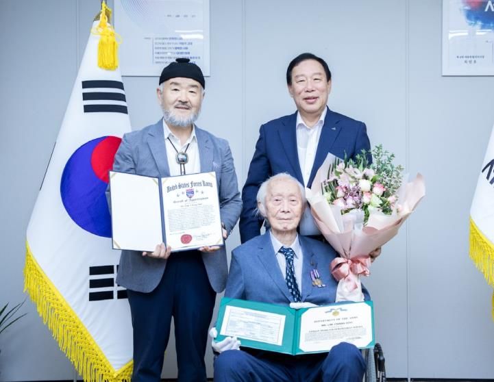 왼쪽부터 임재한, 최민호 세종시장,임창수 옹