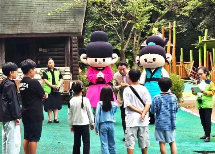 김동근 시장이 9월 20일 ‘제3회 탄소중립 골든벨 퀴즈대회’ 현장을 방문해 어린이들과 소통하고 있다.