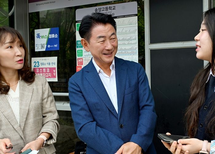 김동근 시장이 9월 24일 ‘의정부 학생 통학버스’ 1주년을 맞아 송양고등학교 정류소에서 조아진 학생을 만나 인사를 나누고 있다.