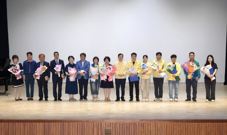 고광완 광주광역시 행정부시장은 24일 5·18기념문화센터 민주홀에서 열린 ‘제50주년 민방위대 창설 기념식’에 참석해  민방위 발전에 기여한 유공자들에게 표창을 수여한 후 기념촬영을 하고 있다.  /광주광역시 제공