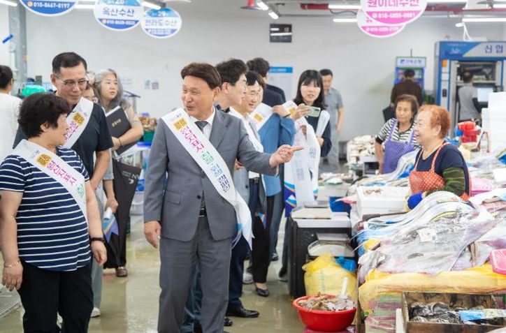 군산수산물종합센터 상인 격려 방문1