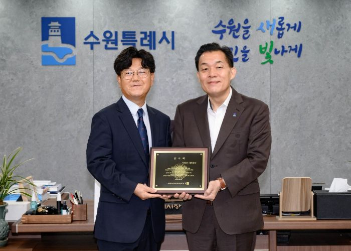 감사패 전달 후 이재준 수원시장(오른쪽)과 임애훈 아리조나한인회장이 기념촬영을 하고 있다.