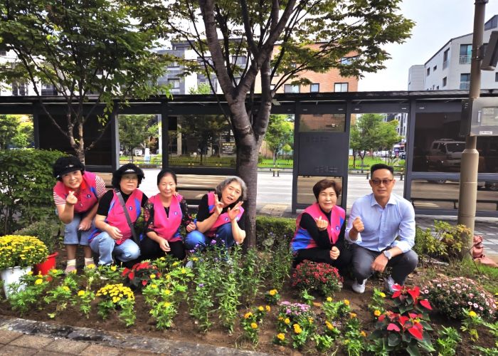 남양주시 다산행정복지센터, 추석맞이 꽃길 조성으로 정원 도시 구현에 앞장선다!