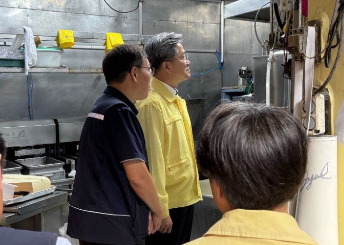 정순욱 광명시 부시장이 25일 추석 명절을 앞두고 광명전통시장과 광명새마을시장을 방문해 관계기관과 함께 합동 안전점검을 진행하고 있다.