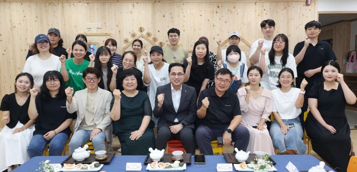 박희조 동구청장이 무지개어린이집에서 목조화 사업 준공식에 참여하고 있다