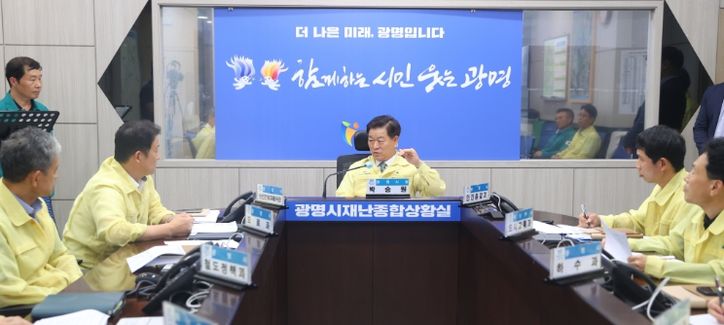 박승원 광명시장이 지난 25일 재난종합상활실에서 열린 재난안전통신망을 활용한 합동 시나리오 훈련에 참석해 발언하고 있다.