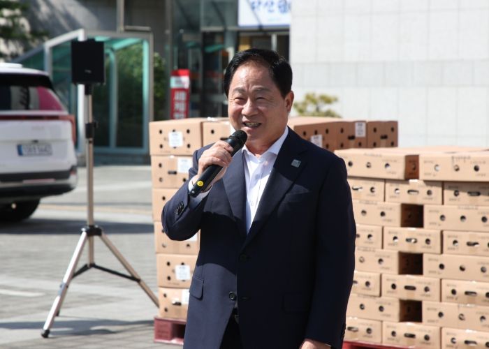 참석자들에게 인사말씀을 전달하는 주광덕 시장