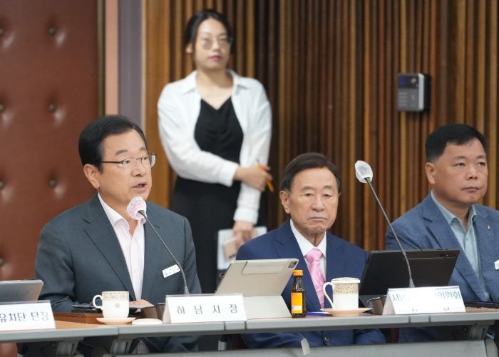 이현재 하남시장이 29일 시청 본관 대회의실에서 진행된 제13회 시민참여 주간회의에서 인사말을 하고 있다.