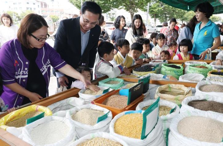박희조 동구청장이 지난달 29일 추석 명절을 앞두고 인동시장을 찾아 장보기를 하는 모습