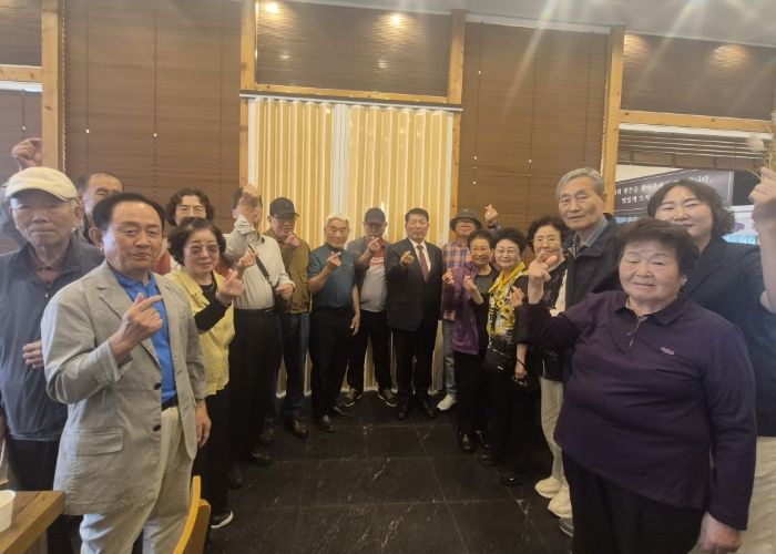 인창동 경로당협의회에 참석한 백경현 구리시장이 노인복지 시책을 설명하고 있다.